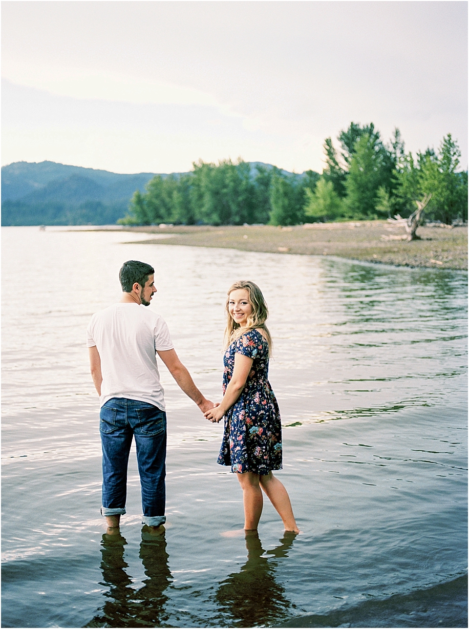 Oregon-lake-engagement-photos-by-amanda-k-photography-4782_10