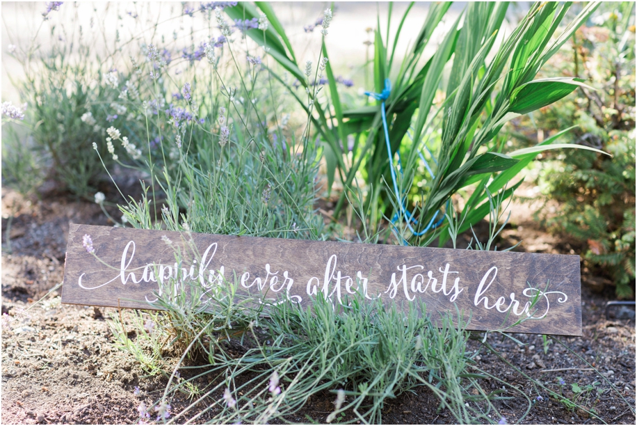 39_happily-ever-after-starts-here-painted-sign-at-wedding