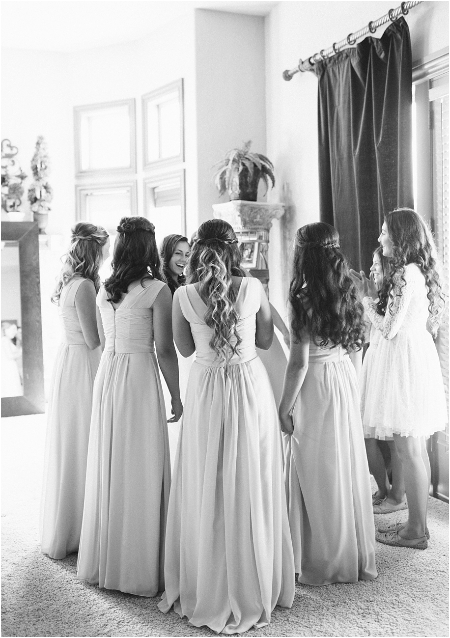 6_bride-with-bridesmaids-before-wedding