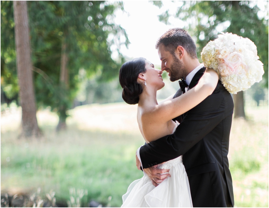 9_couple-embrace-outdoor-summer-wedding-in-oregon